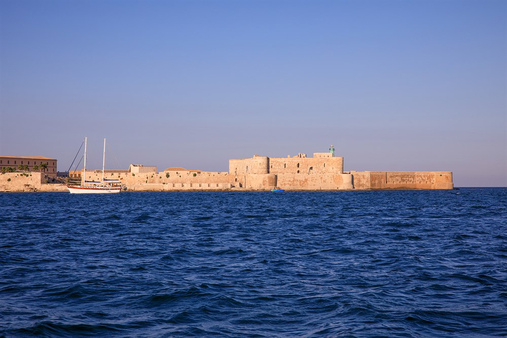 img:https://www.thethinkingtraveller.com/media/Resized/SICILY%20local%20areas/Siracusa/1000/TTT_Sicily_Boat_trip_Syracuse_Whiteblue_AUG20_0734.jpg
